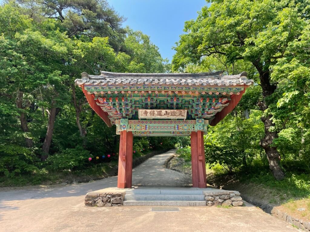 鳳停寺の一柱門