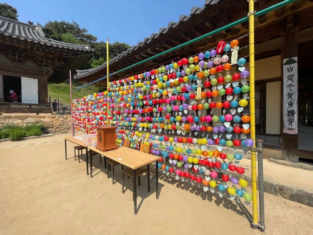 鳳停寺に並ぶ色とりどりの提灯