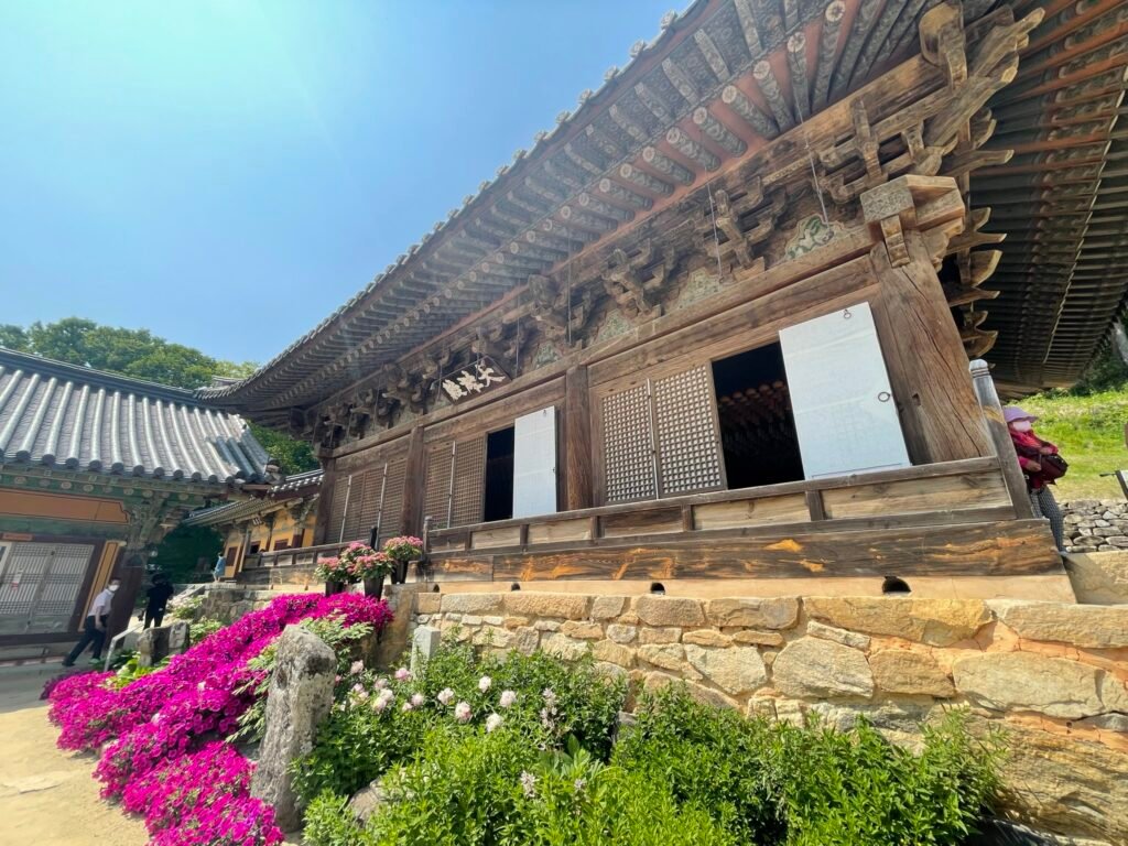 つつじが咲く鳳停寺の伽藍