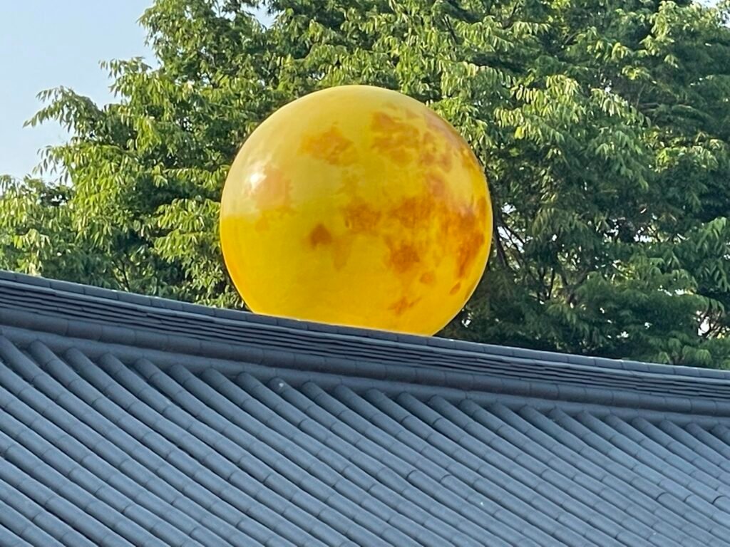 月の形のオブジェ