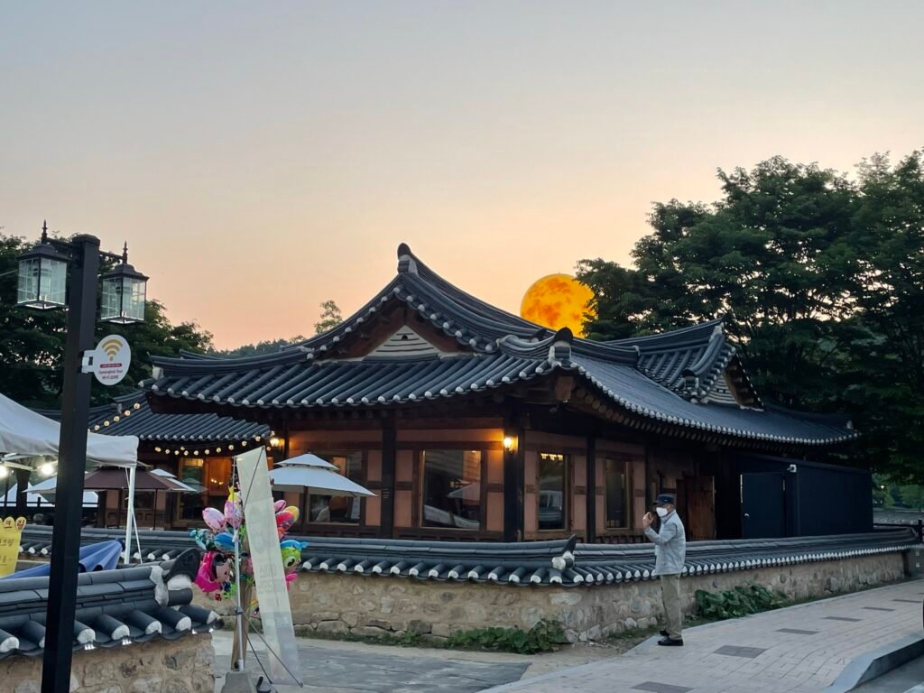夕暮れの韓屋と月のオブジェ