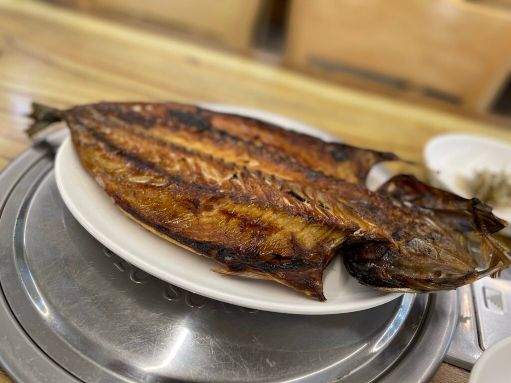 こんがり焼けた塩サバ