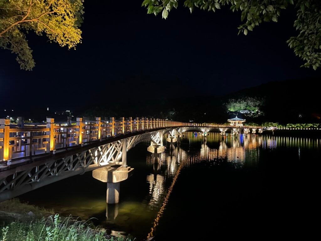 ライトアップされた月映橋