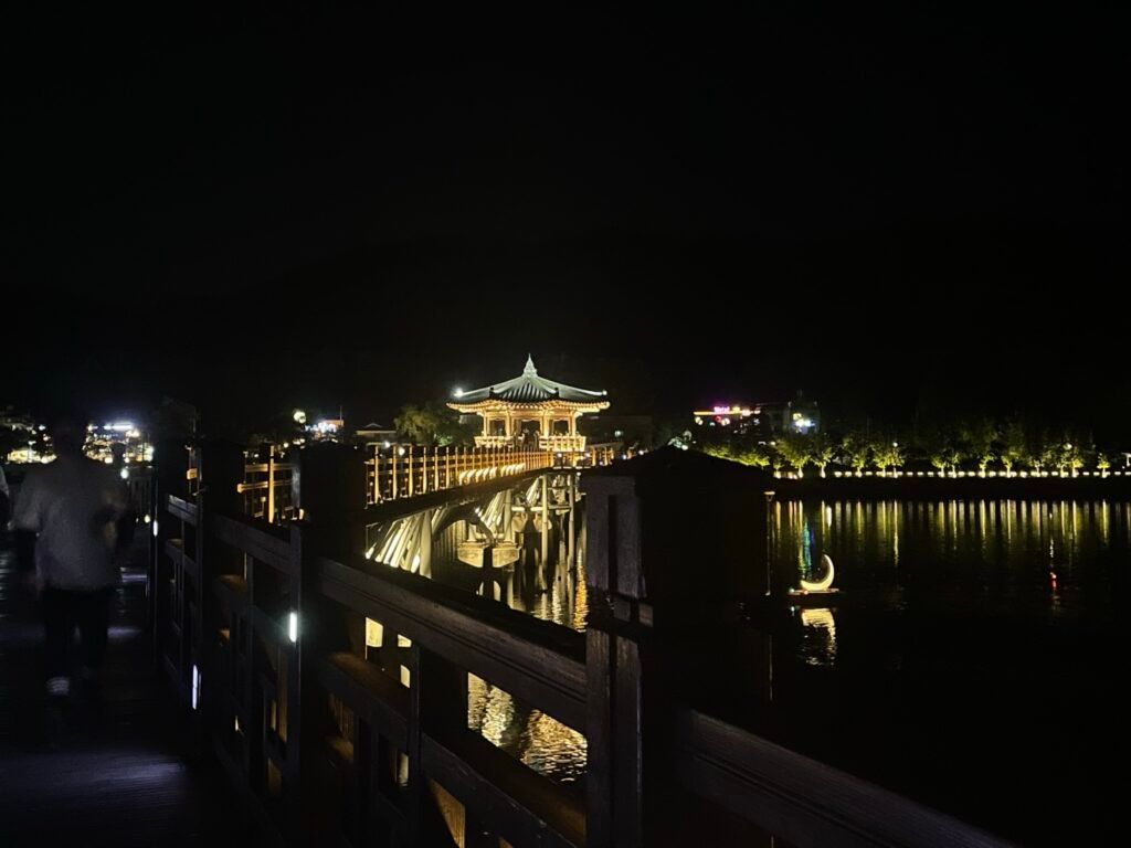 夜の月映橋と月映亭