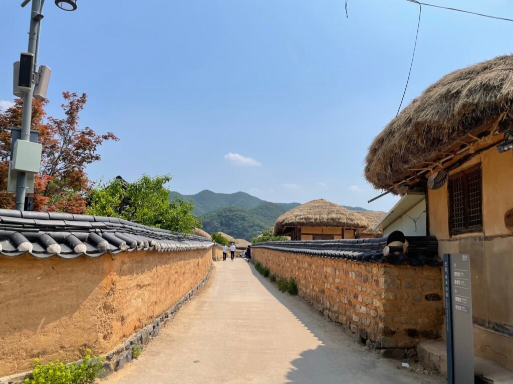 土塀が続く河回村の路地