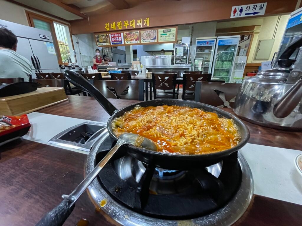 キムネチプ チサン店の店内と部隊チゲ