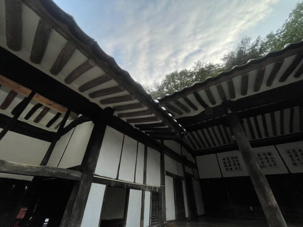 守拙堂の軒下