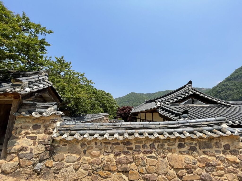 河回村の土塀と瓦屋根