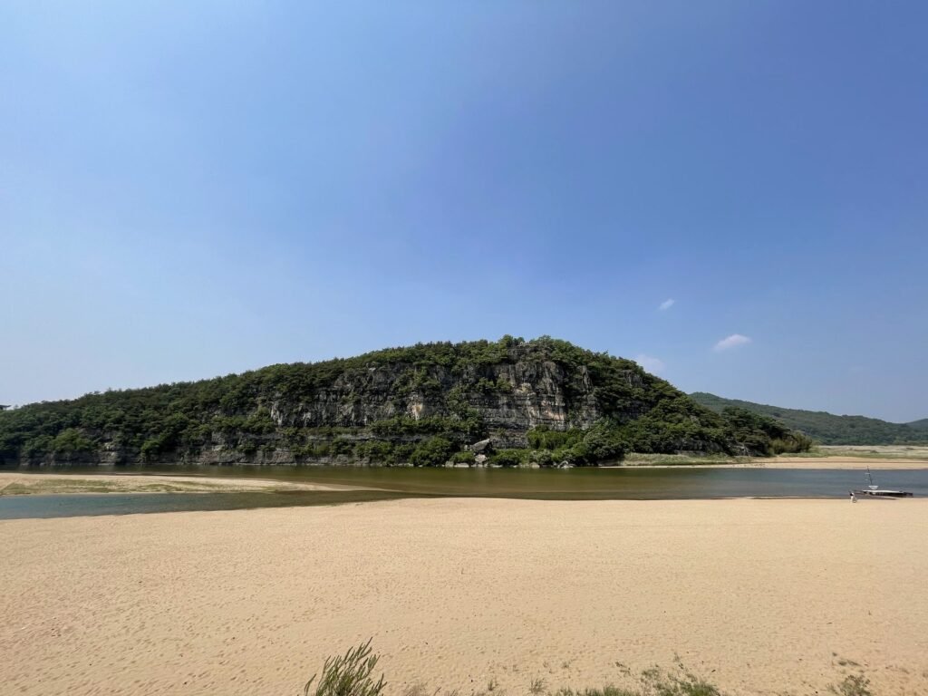 芙蓉台の崖と洛東江の砂浜