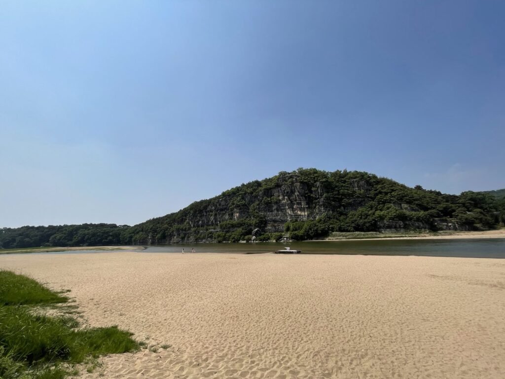 河回村の前の広い砂浜