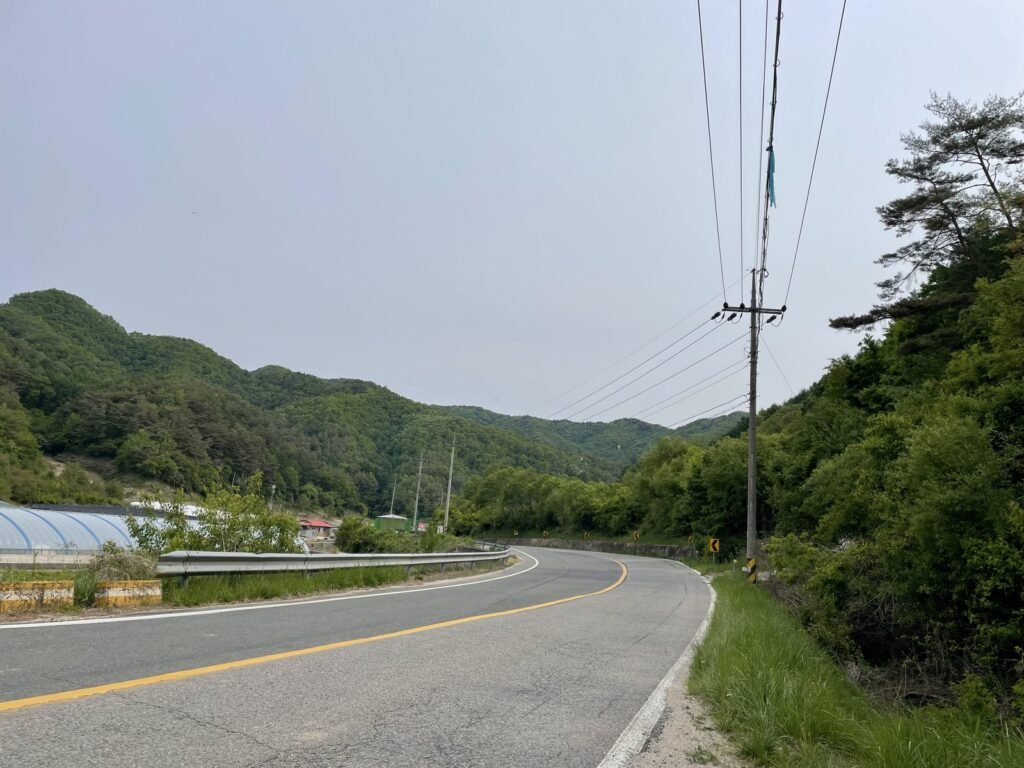 山あいの道