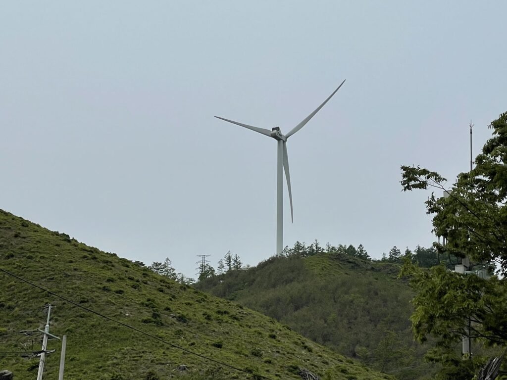 英陽の山の上の風力発電