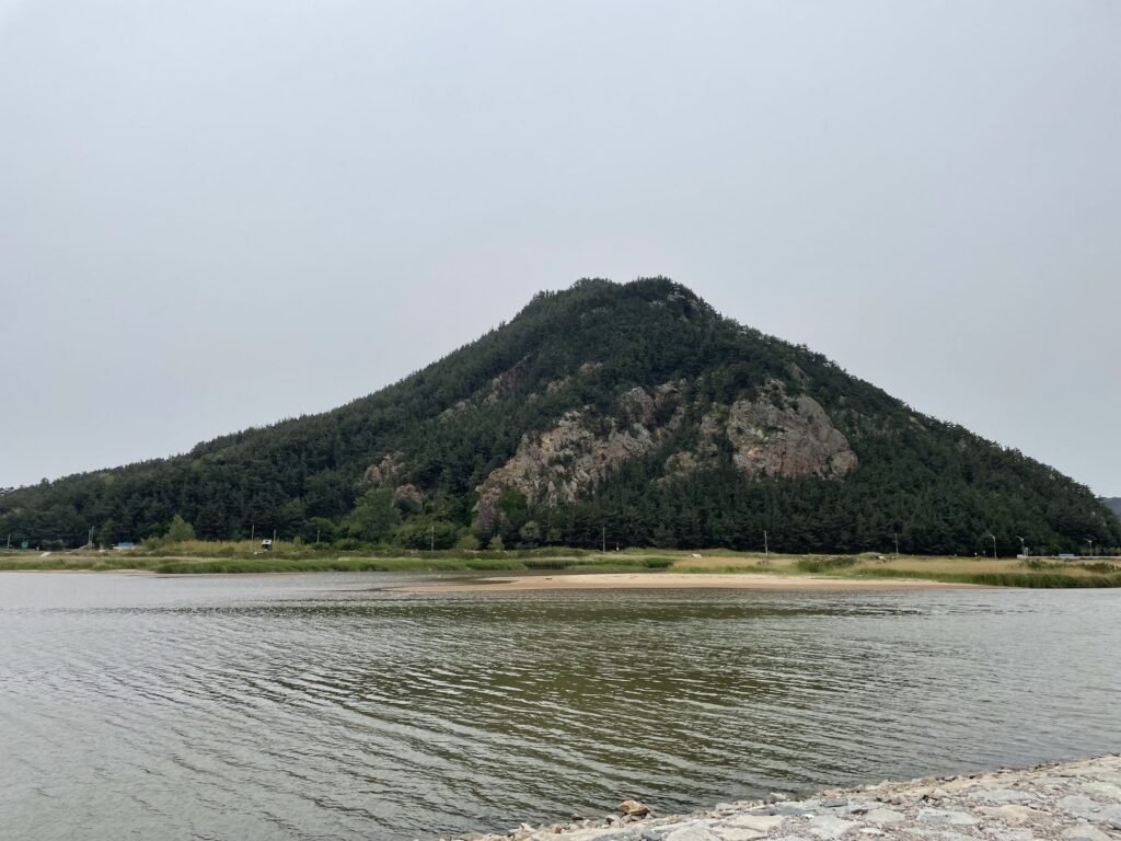松川江と三角の山