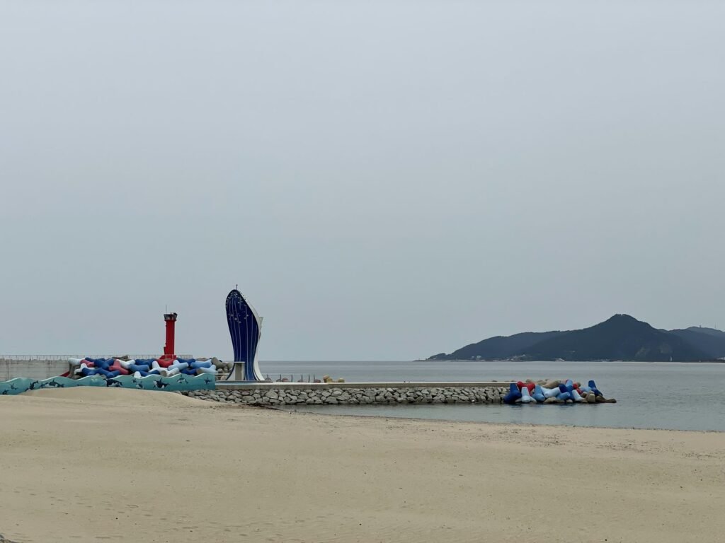 コレブル海水浴場のクジラの像