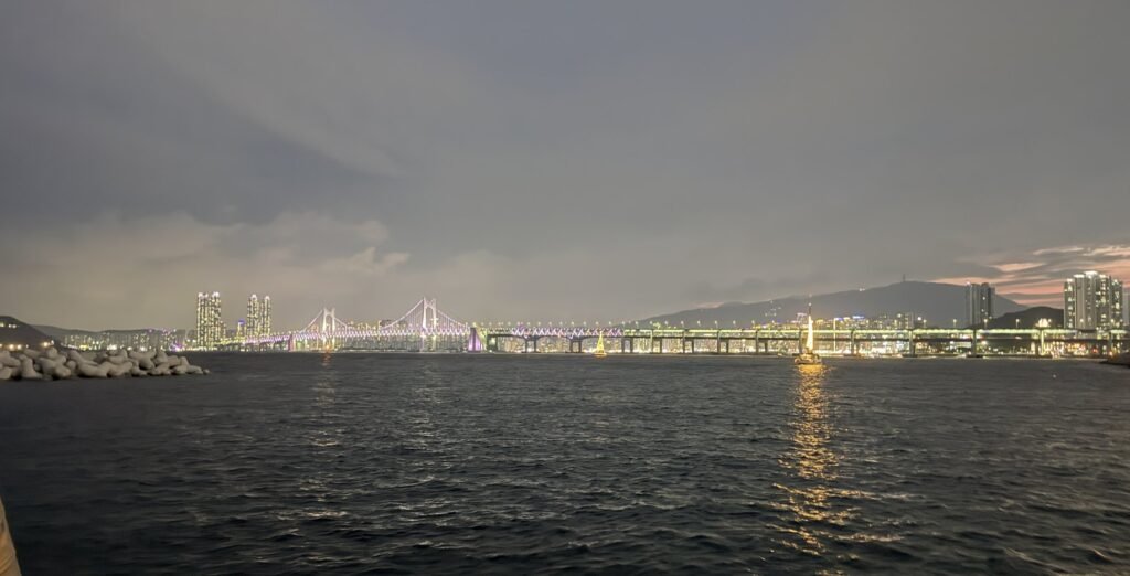 夕暮れの海から見た広安大橋（クァンアン大橋）