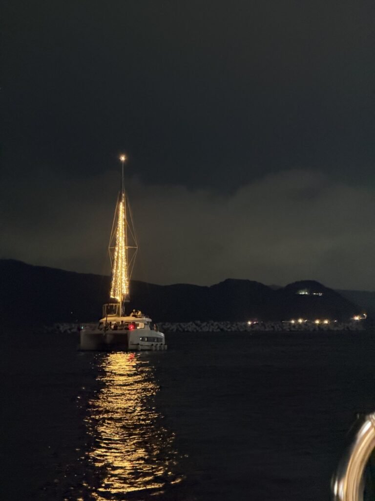ライトアップされたヨットと夜の海