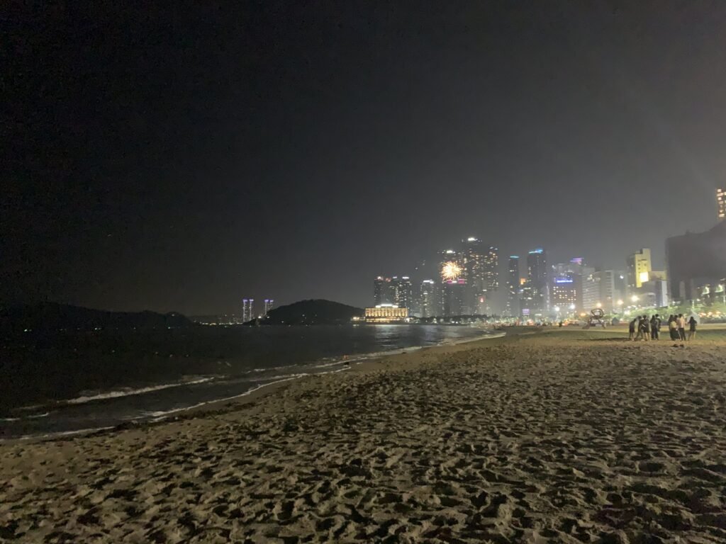 夜の海雲台海水浴場と街の明かり