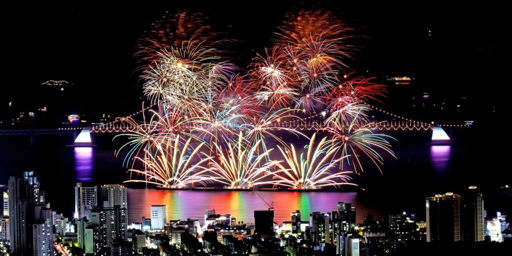 広安大橋の上に広がる釜山花火大会の花火