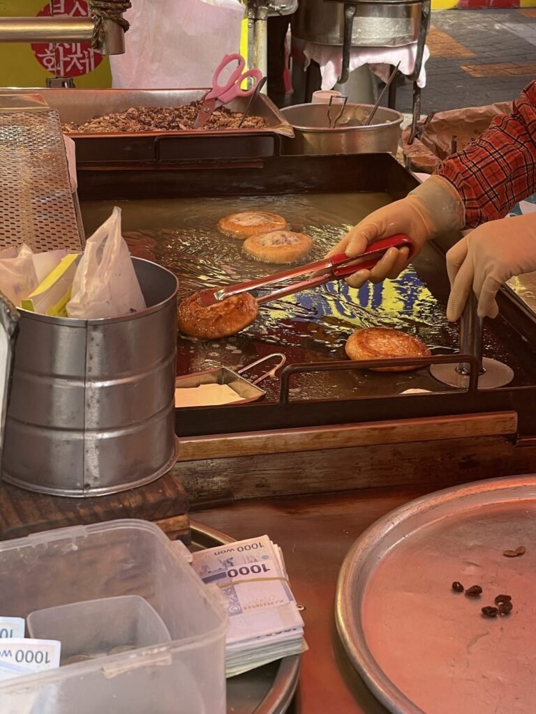 鉄板で焼かれるシアホットク