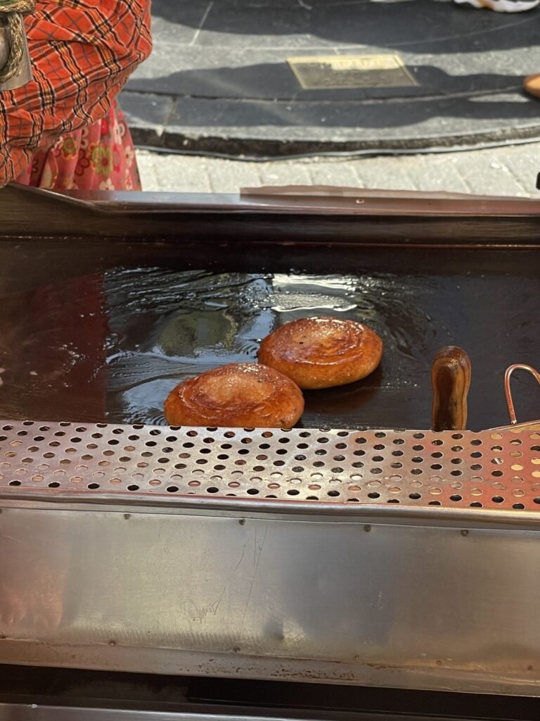 油でこんがり揚げ焼きにされるホットク