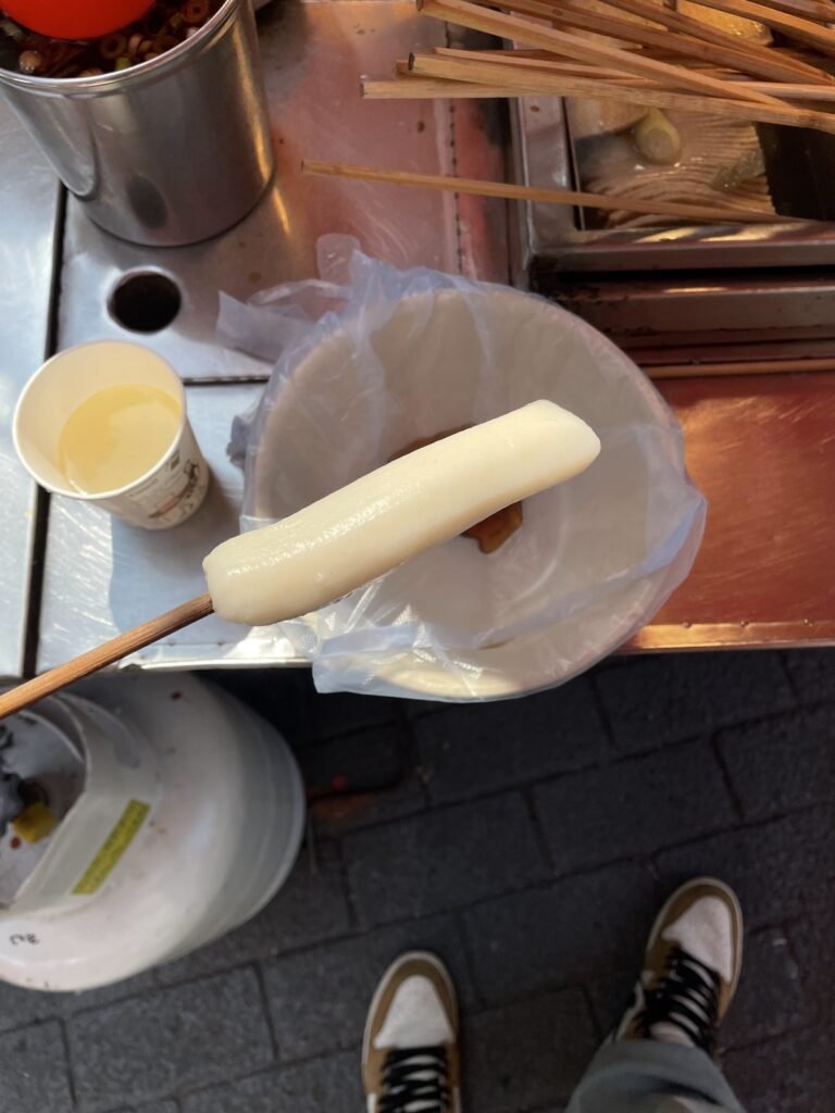 釜山の屋台で食べたムルトック（おでんスープで煮た棒もち）