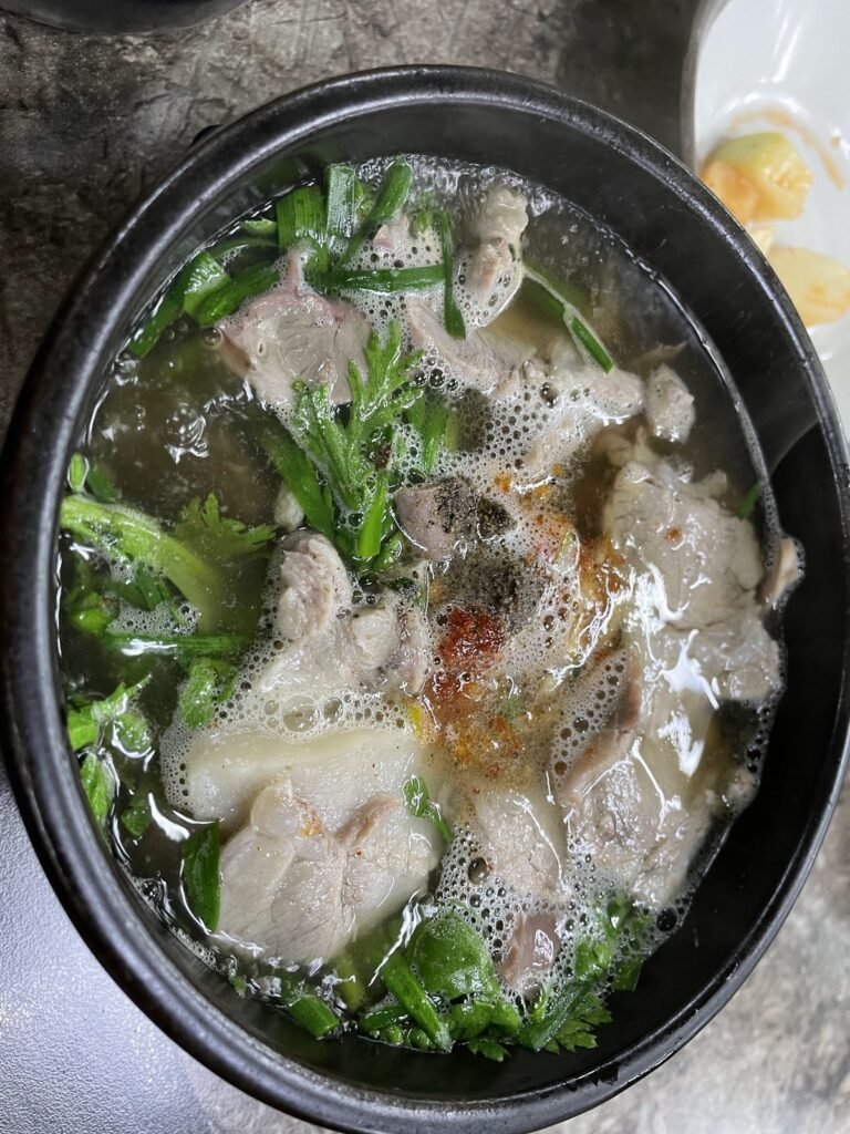 南浦洞の食堂で食べた釜山の豚クッパ（テジクッパ）