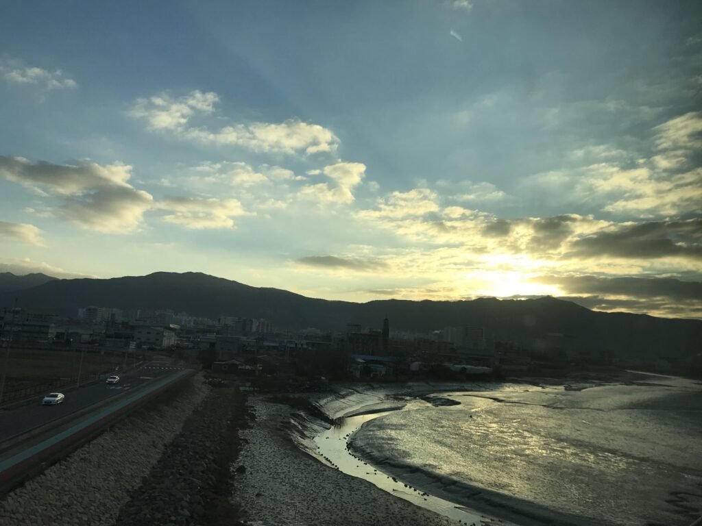 群山へ向かう電車の窓から見た、川と冬の朝日