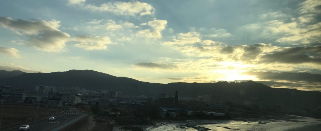 【群山1泊2日】朝いちばんの電車で行く冬の群山｜車窓の朝日・町の食堂・日本式の古い家の宿
