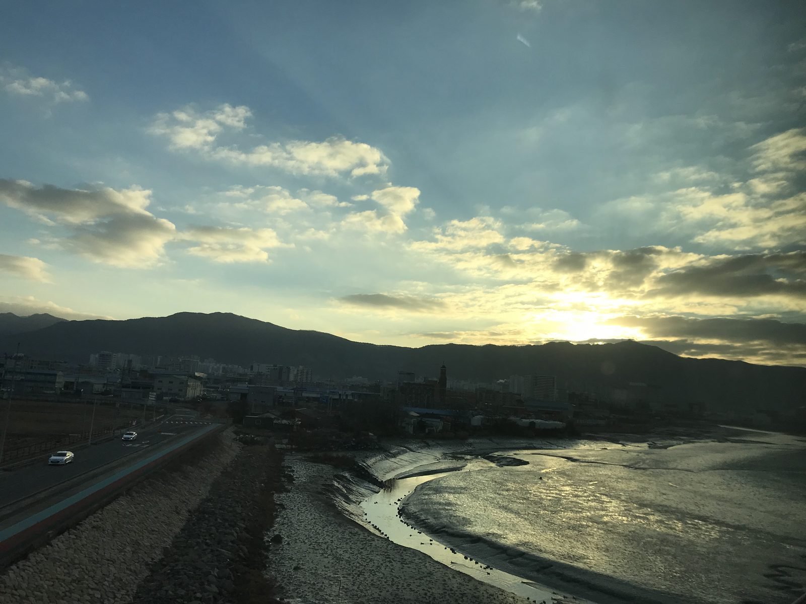 【群山1泊2日】朝いちばんの電車で行く冬の群山｜車窓の朝日・町の食堂・日本式の古い家の宿