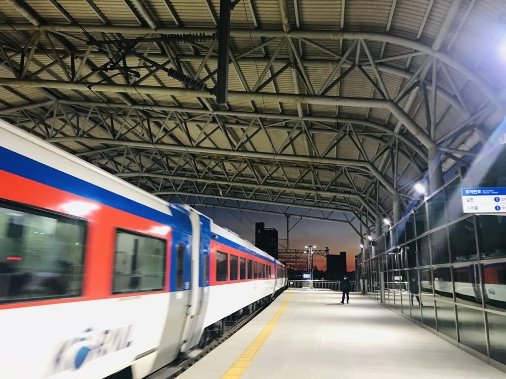 夜明け前の駅のホームに止まる電車