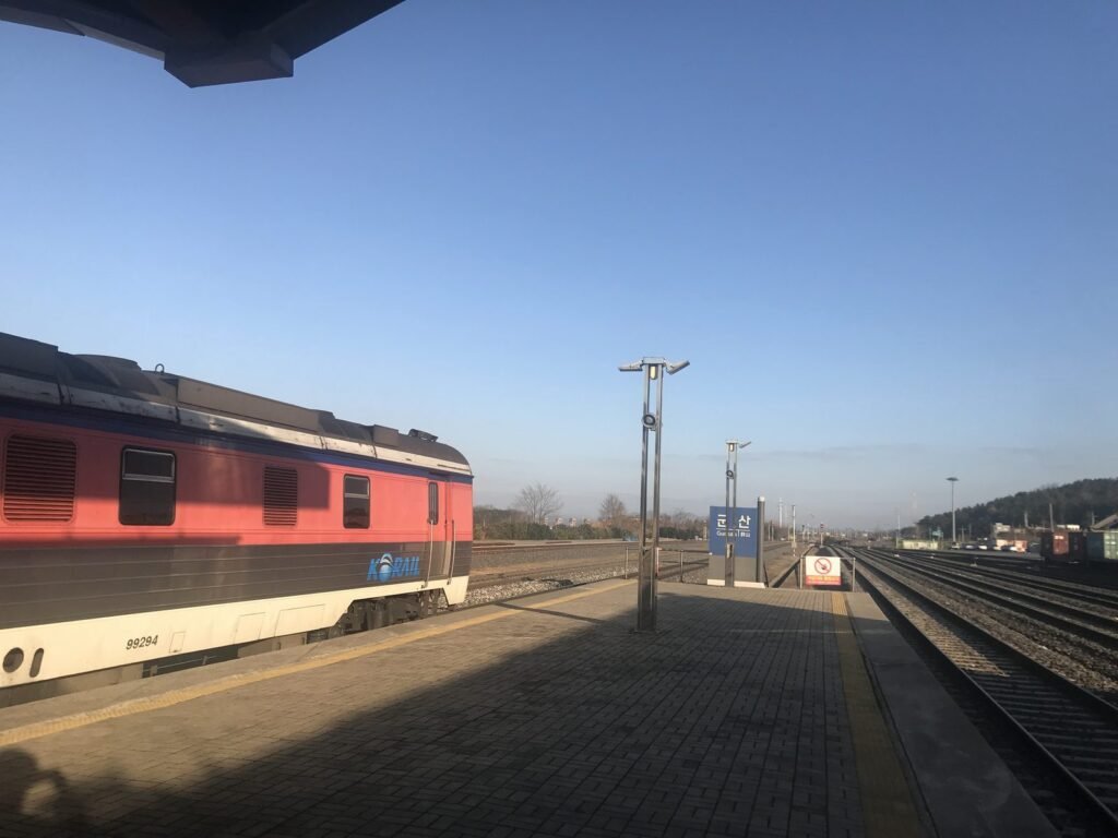 群山駅のホームと電車