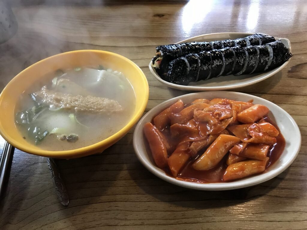 群山の食堂で食べたおでんスープとキンパ、トッポッキ