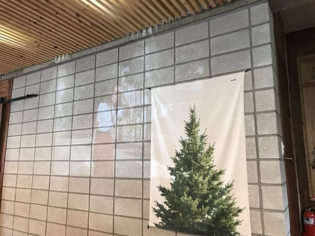 壁に飾られたクリスマスツリーの布