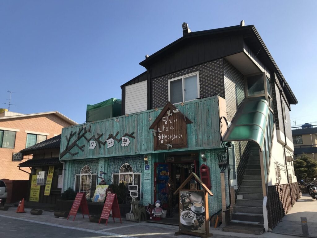 近代の町並みにある、かわいい外観のカフェ