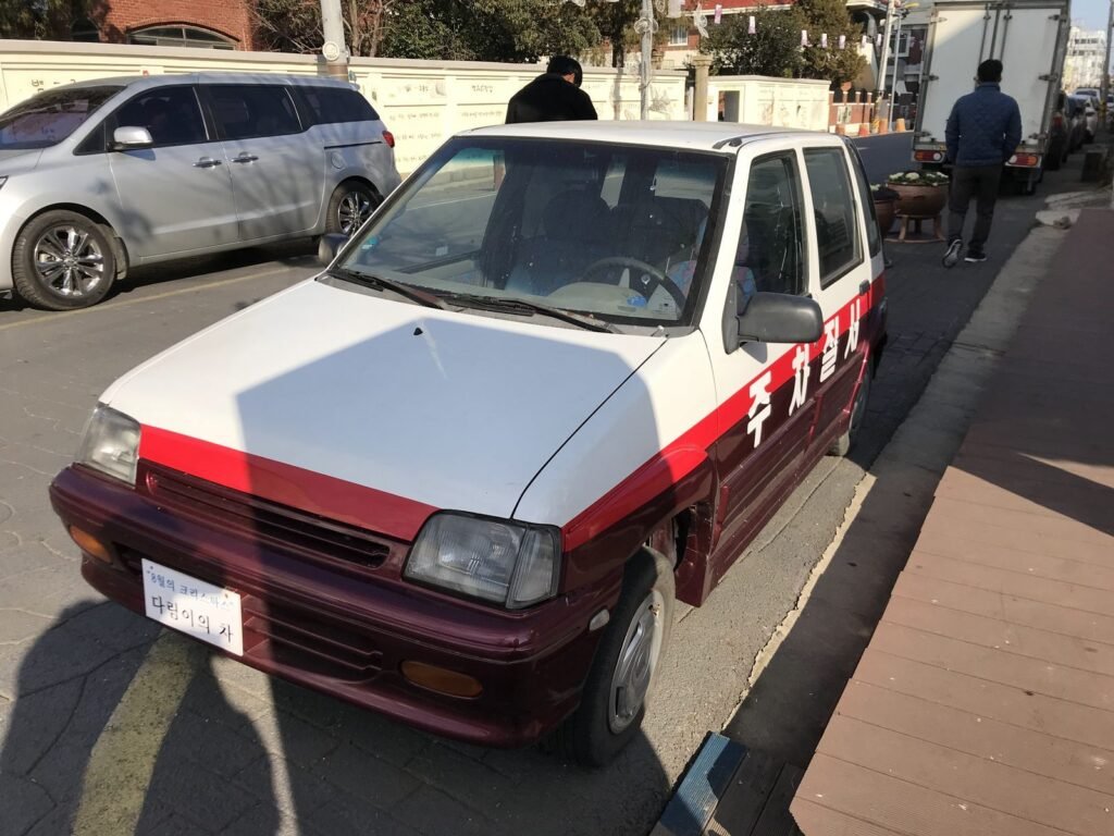 草原写真館の前に置かれた映画の車
