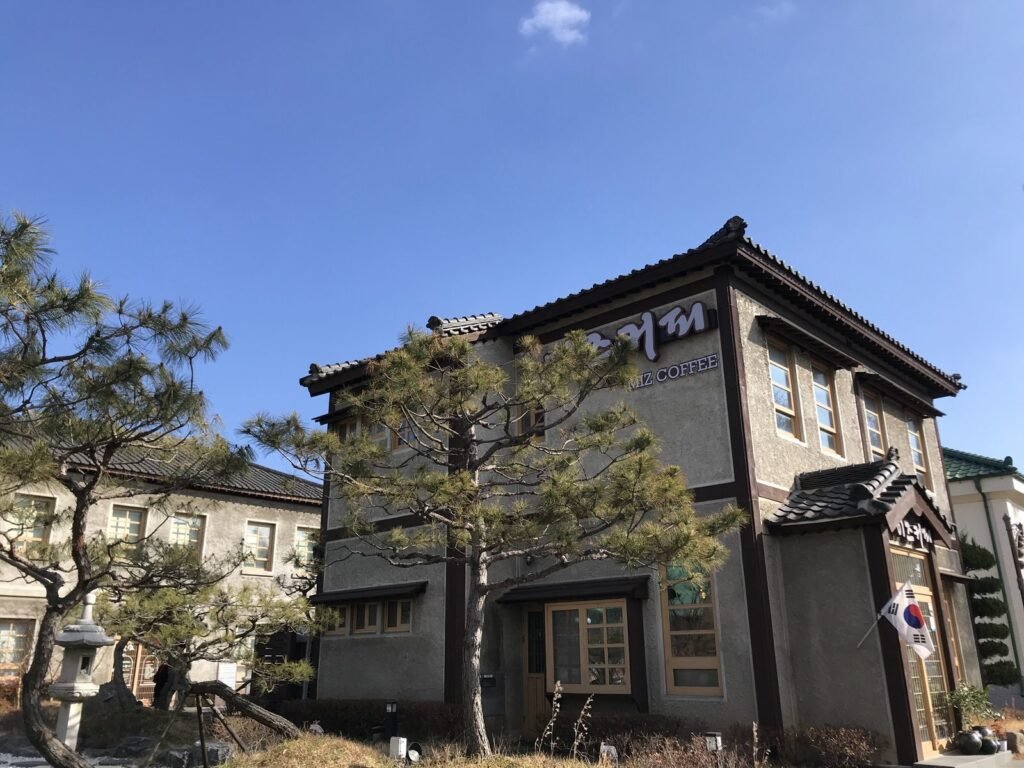 昔の貿易会社の建物を使ったカフェ「ミズコーヒー」