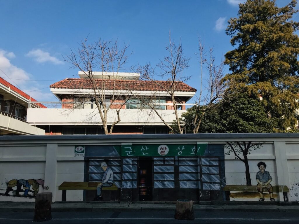 「群山コメ商会」の壁画がある通り