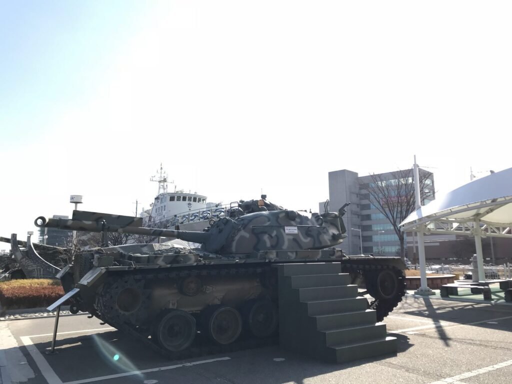 公園に展示された戦車と軍艦「威鳳艦」