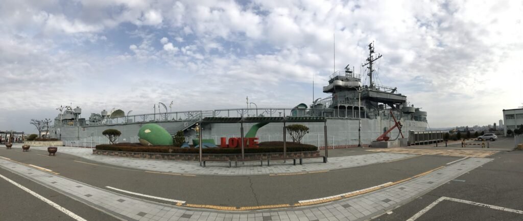 軍艦「威鳳艦」とLOVEのオブジェ