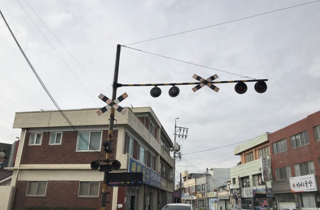 線路の踏切が残る町かど