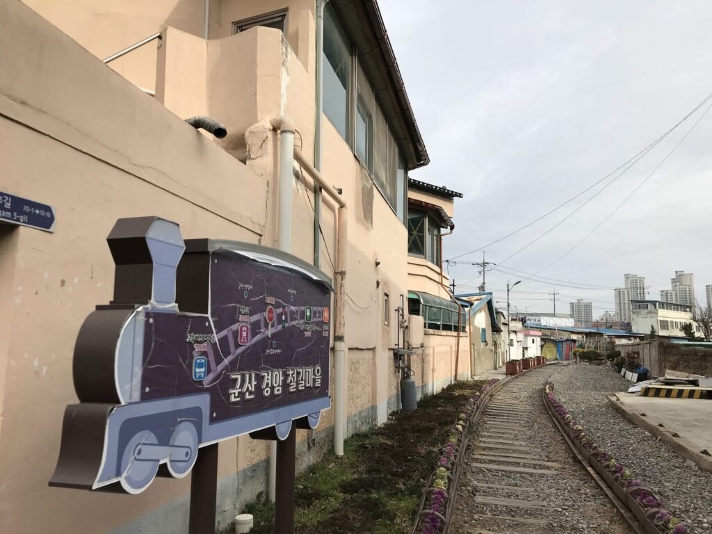 案内板と、家のすぐ横を通る線路
