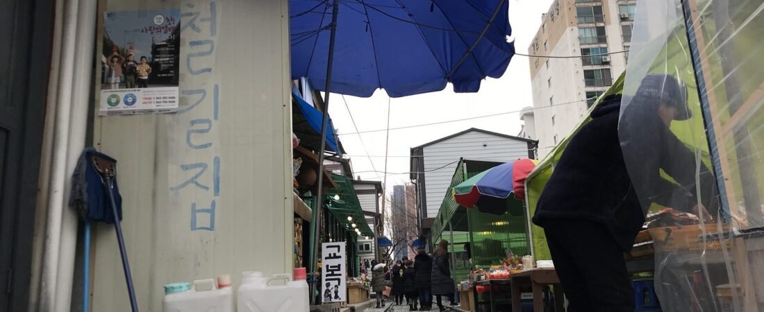 【群山・京岩洞鉄道村】家のすぐ横を線路が通る町｜軍艦が見られる進浦海洋テーマ公園もいっしょに