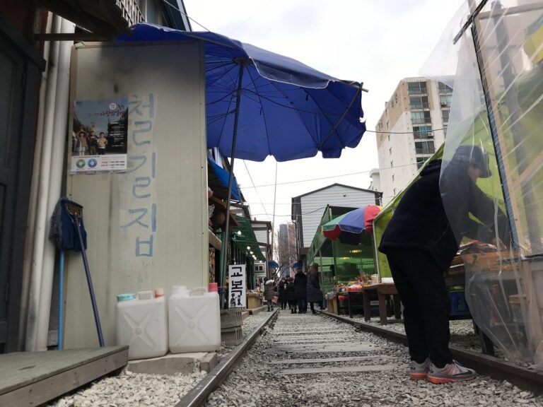 【群山・京岩洞鉄道村】家のすぐ横を線路が通る町