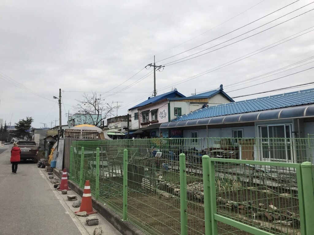 線路ぞいの家と柵