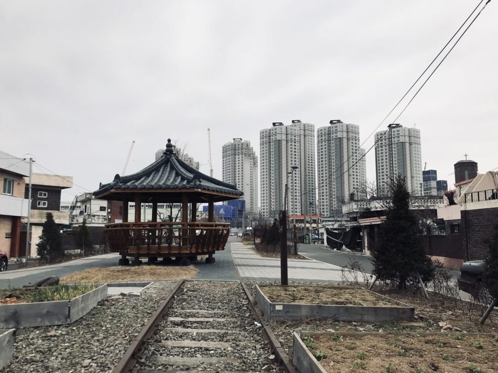 線路と東屋（あずまや）、うしろに高層マンション