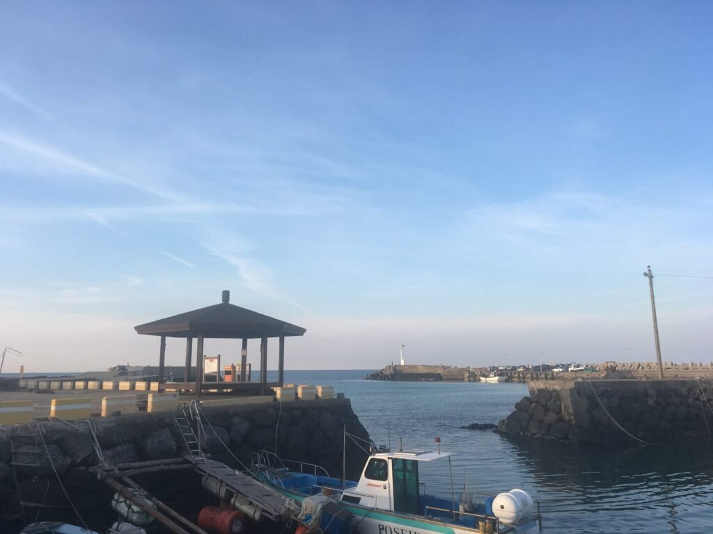 咸徳の近くの小さな港とあずまや