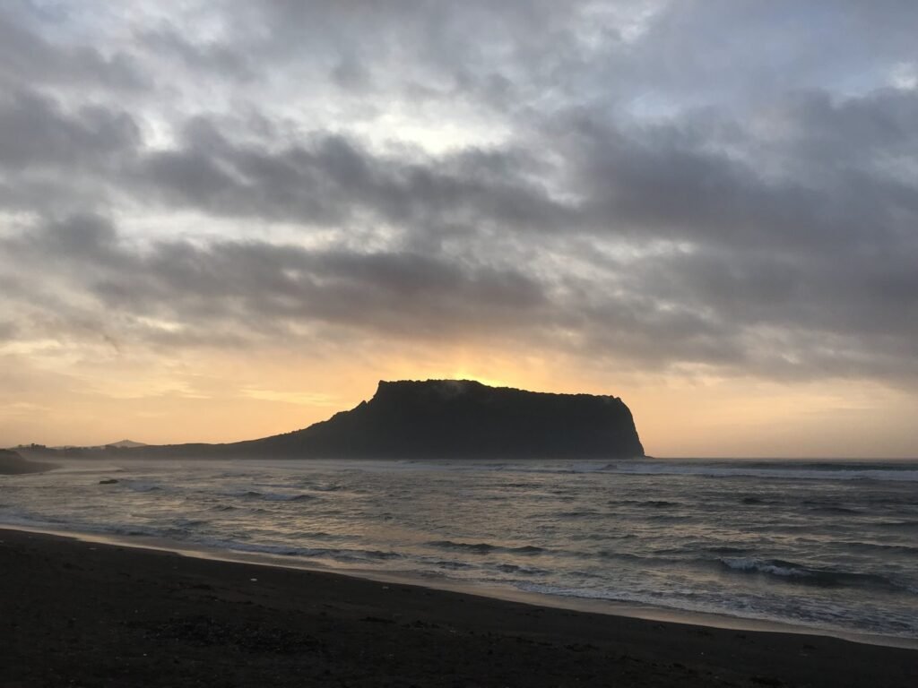 光治岐海岸から見た日の出前の城山日出峰