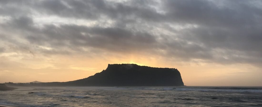 【済州・城山日出峰】世界遺産の火山と光治岐（クァンチギ）海岸の日の出｜韓国人PDの歩き方・行き方・宿