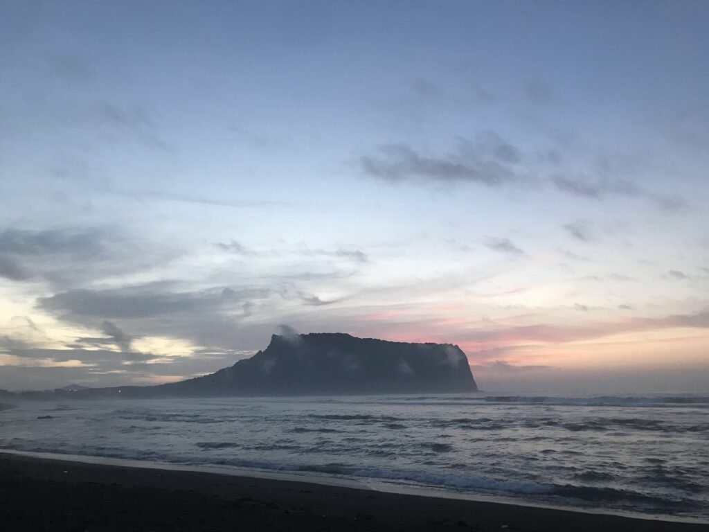 明け方の海と城山日出峰