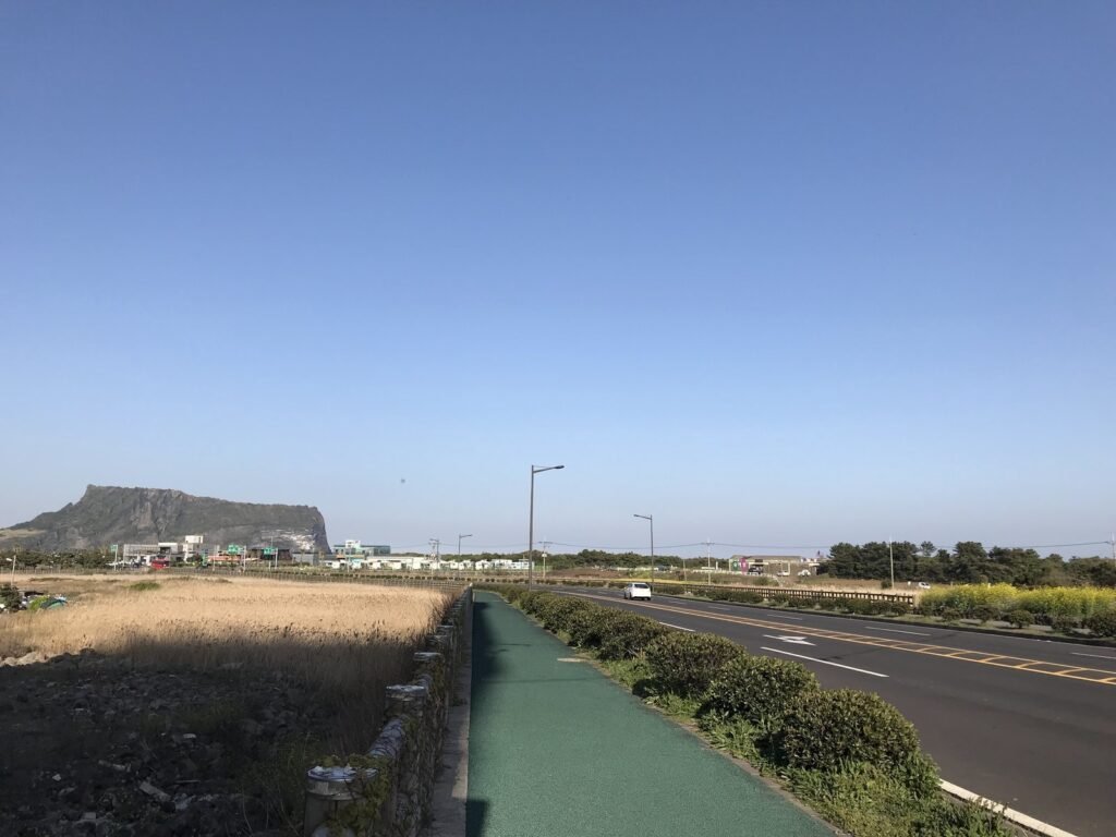 道の先に見える城山日出峰